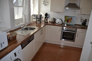 Réfrigérateur, micro-ondes, plaque de cuisson, lave-vaisselle