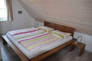 3 chambres, fer et planche à repasser, lit parapluie, accès Internet
