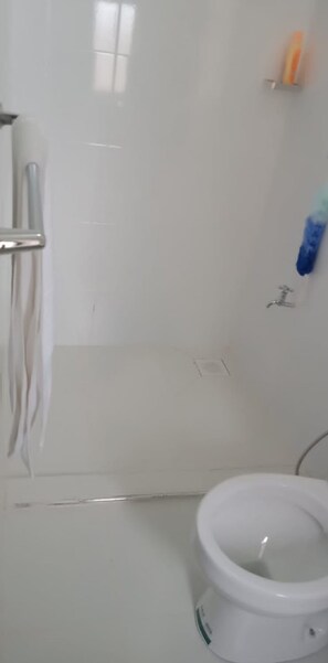 Douche, serviettes fournies, savon, papier toilette