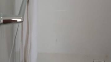 Douche, serviettes fournies, savon, papier toilette