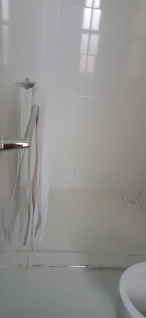 Douche, serviettes fournies, savon, papier toilette