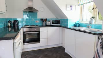 Cottage | Private kitchen | Fridge, electric kettle, toaster, cookware/dishes/utensils