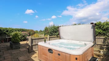 Cottage | Outdoor spa tub