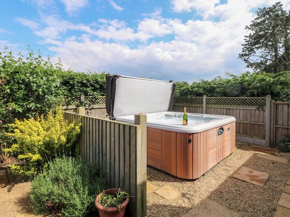 Cottage | Outdoor spa tub