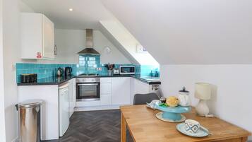 Cottage | Private kitchen | Fridge, electric kettle, toaster, cookware/dishes/utensils