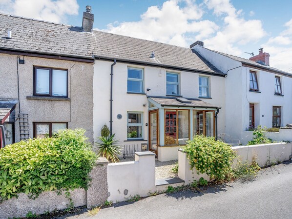 A two-story house with a conservatory, a small garden, and a gravel driveway. - Sea Pickle Cottage (Haverfordwest)
