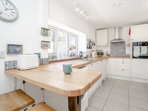 Småhus | Eget kjøkken | Kjøleskap, oppvaskmaskin, vannkoker og kjøkkenutstyr