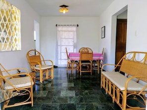 Villa familiar, 2 habitaciones, balcón, vista al océano | Sala de estar | Televisión de 32 pulgadas con canales por cable