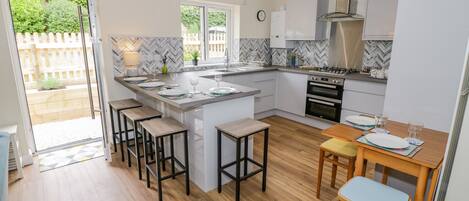 Cottage | Private kitchen | Fridge, dishwasher, electric kettle, toaster