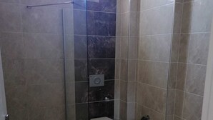 Rainfall showerhead, hair dryer, heated floors (bathroom), towels - Ispilya Pansiyon (Gökçeada)