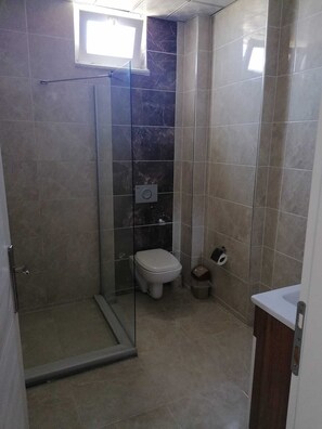 Rainfall showerhead, hair dryer, heated floors, towels - Ispilya Pansiyon (Gökçeada)