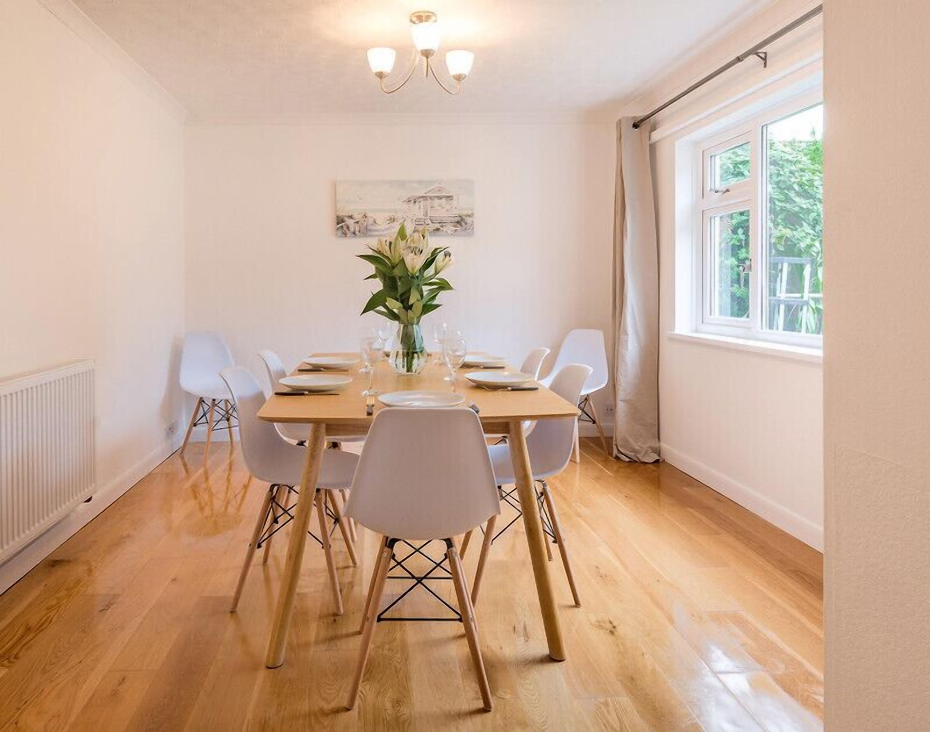 Småhus | Eget kjøkken | Kjøleskap, oppvaskmaskin, brødrister og kjøkkenutstyr