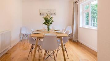 Småhus | Eget kjøkken | Kjøleskap, oppvaskmaskin, brødrister og kjøkkenutstyr