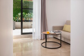 Habitación Premium | Zona de estar | Una televisión LED