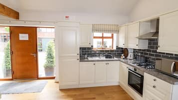 Cottage | Private kitchen | Fridge, electric kettle, toaster, cookware/dishes/utensils