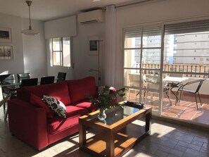 TV connectée, lecteur de DVD, livres