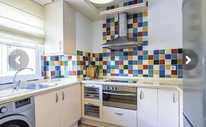 Een koelkast, een magnetron, een oven, een kookplaat