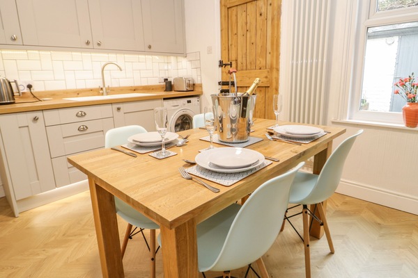 Cottage | Private kitchen | Fridge, microwave, electric kettle, cookware/dishes/utensils