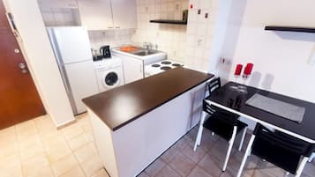 Apartamento estándar | Cocina privada | Frigorífico, horno, placa de cocina y hervidor eléctrico