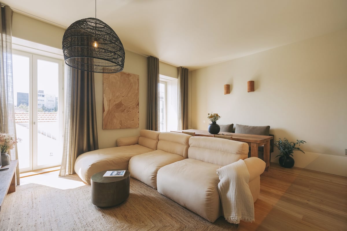 Premium appartement | Woonruimte | Een 40-inch flatscreentelevisie met digitale zenders en een televisie