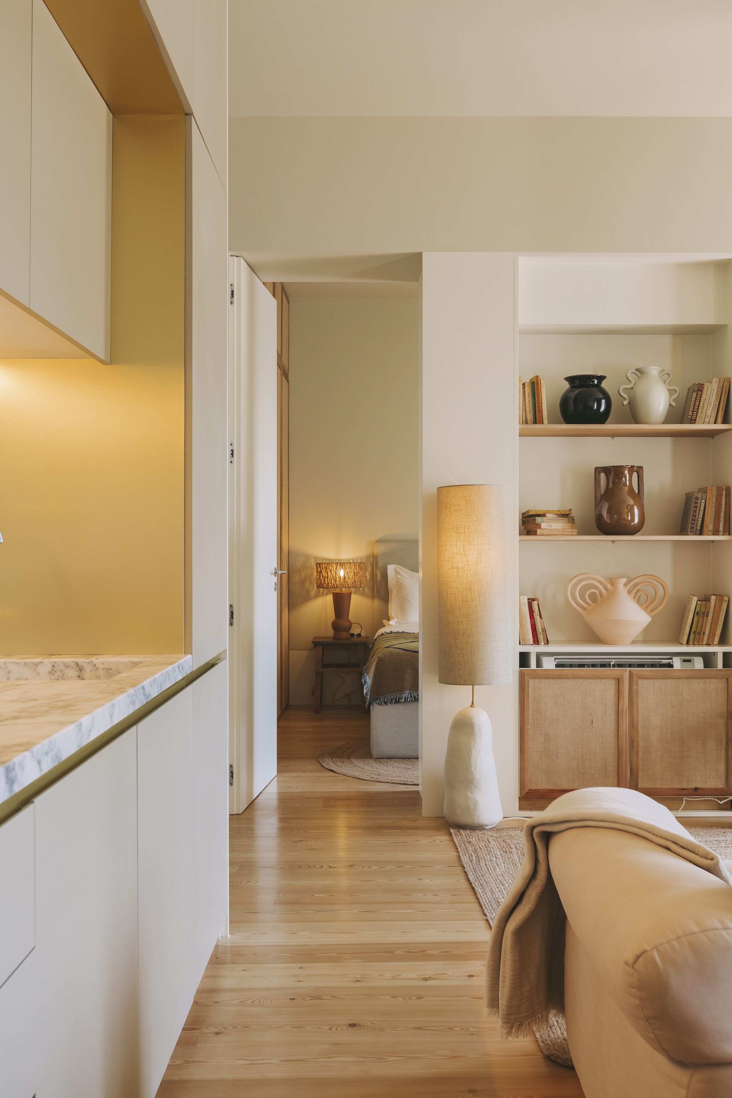 Une cuisine moderne avec un plancher en bois, un four encastré et un plan de travail.