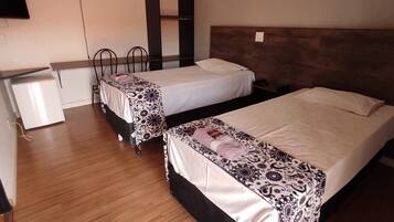 Quarto básico | Frigobar, escrivaninha, espaço de trabalho para notebook