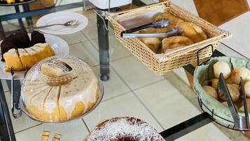Café da manhã com buffet grátis todos os dias