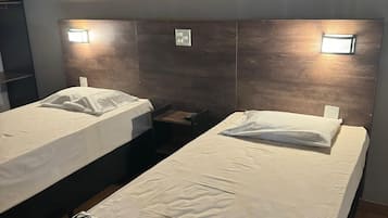 Quarto básico | Frigobar, escrivaninha, espaço de trabalho para notebook