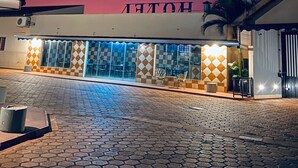 A hotel with a tiled facade and a sign that reads "HOTEL" in large letters. - Hotel nova barrinha (Barrinha)
