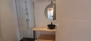 Dusche, Haartrockner, Handtücher, Toilettenpapier