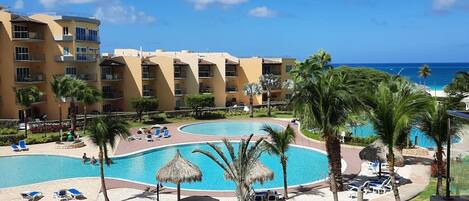 Una piscina al aire libre