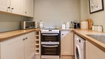 Cottage | Private kitchen | Fridge, electric kettle, toaster, cookware/dishes/utensils