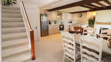 Cottage | Private kitchen | Fridge, dishwasher, electric kettle, toaster