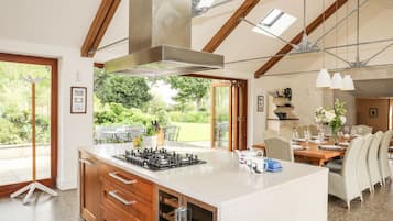 Cottage | Private kitchen | Fridge, dishwasher, electric kettle, toaster
