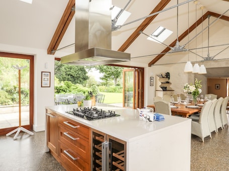 Cottage | Private kitchen | Fridge, dishwasher, electric kettle, toaster