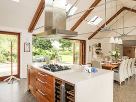 Sumarhús | Einkaeldhús | Ísskápur, uppþvottavél, rafmagnsketill, brauðrist