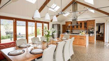 Casa de campo | Cocina privada | Refrigerador, lavavajillas, tetera eléctrica y tostadora