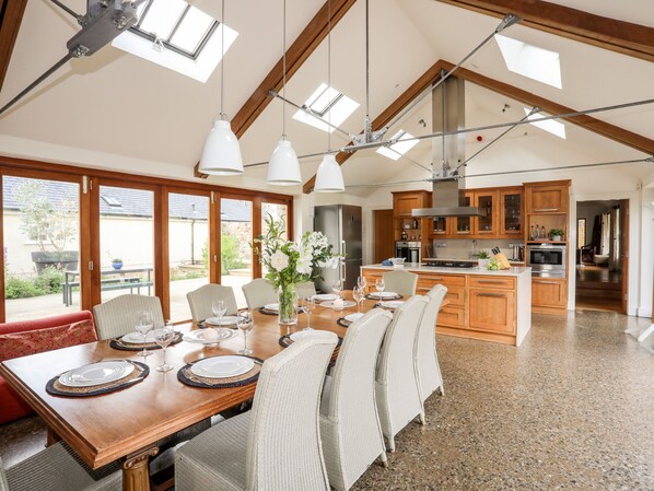 Casa de campo | Cocina privada | Refrigerador, lavavajillas, tetera eléctrica y tostadora