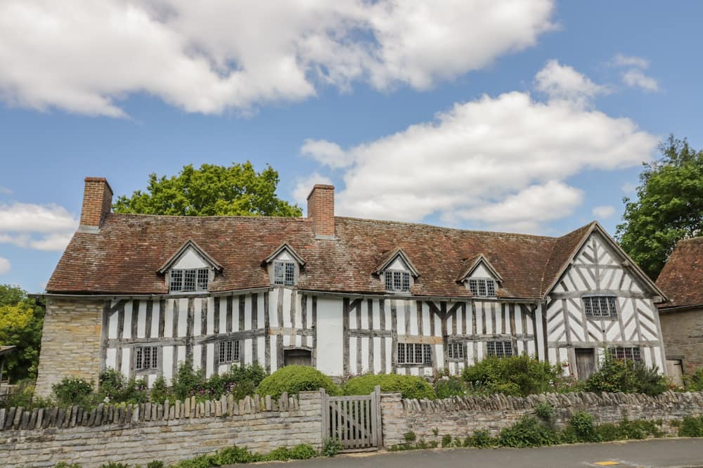 Coach House Mews - Wroxton
