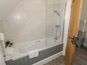 Cottage | Badkamer | Een douche