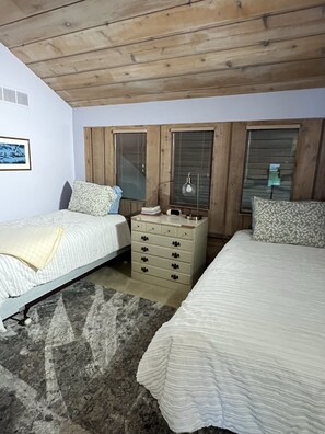 7 bedrooms, free WiFi, bed sheets - NEW LISTING!  Wildwood on Walloon 6 Bedroom condo with a 2 min walk to the lake! (Boyne City)