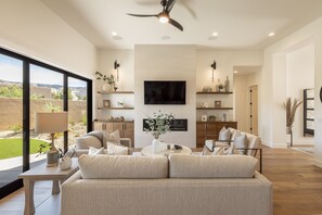 Smart TV, caminetto, lettore DVD