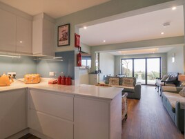 Cottage | Private kitchen | Fridge, dishwasher, electric kettle, toaster