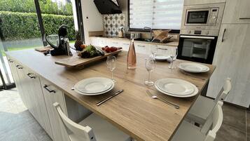 Een koelkast, een microgolfoven, een oven, een kookplaat