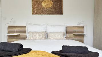 2 slaapkamers, een bureau, een strijkplank/strijkijzer, reisbedje