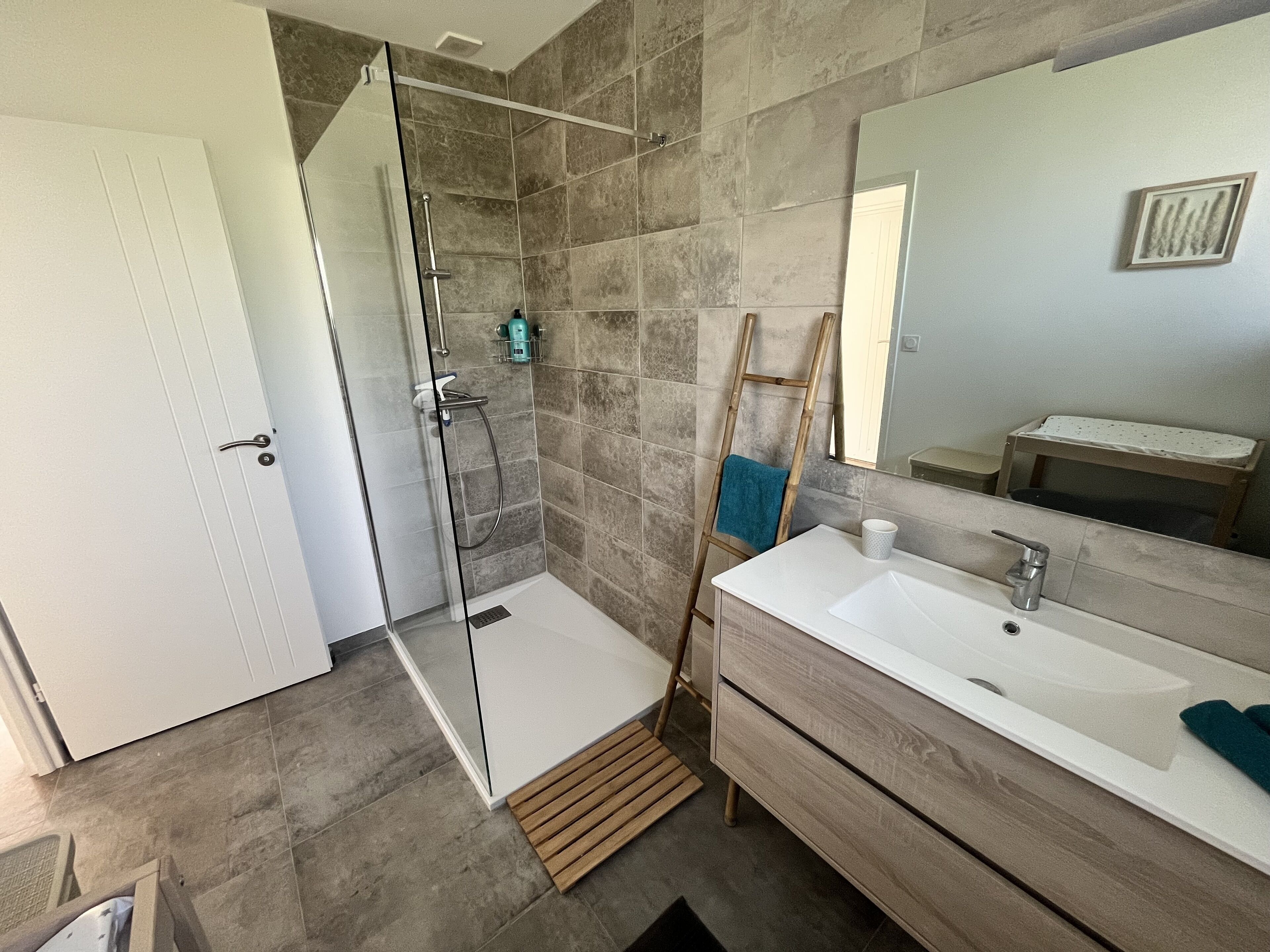 Dusche, Haartrockner, Handtücher, Seife