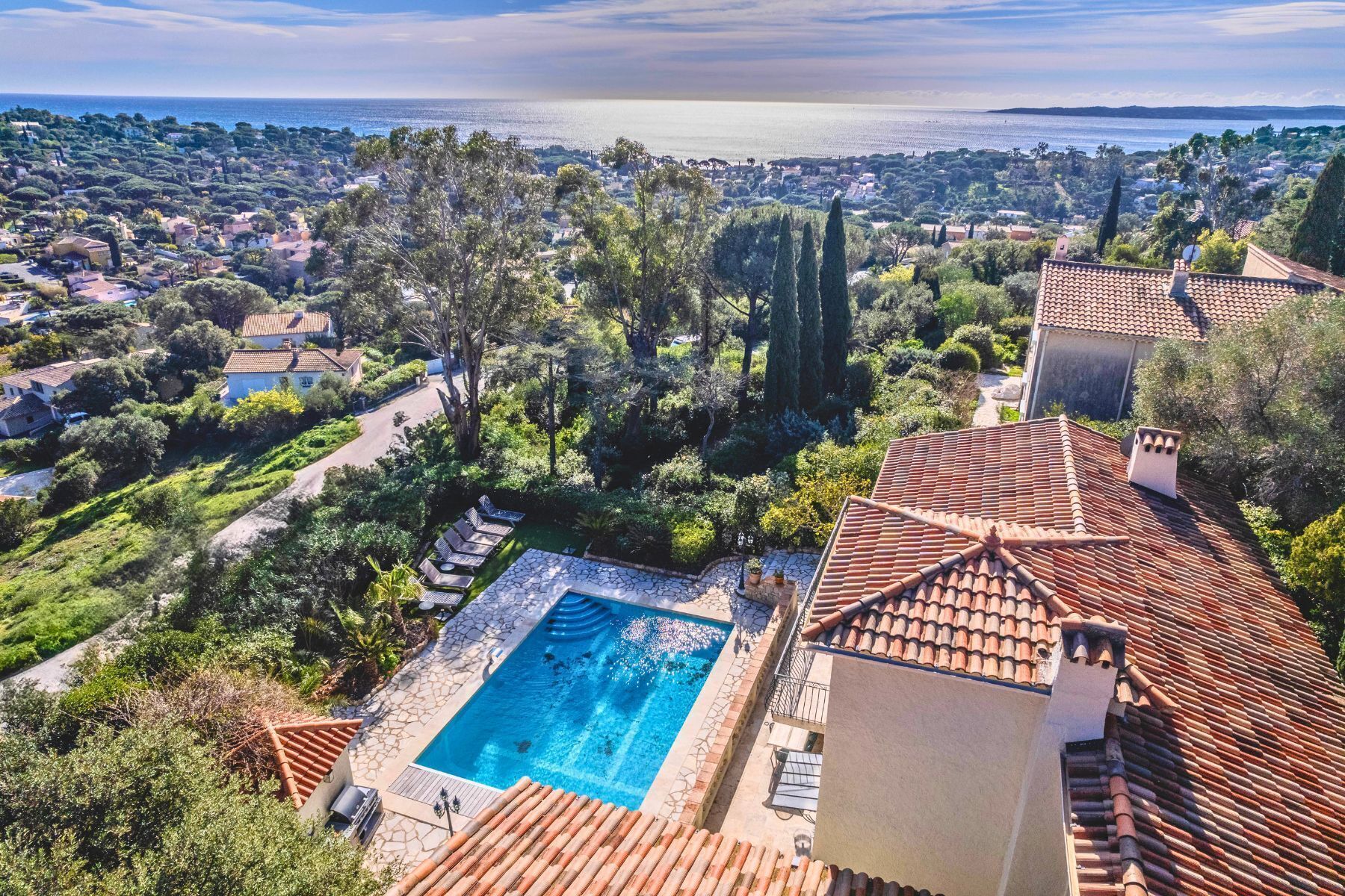Una piscina al aire libre, una piscina climatizada
