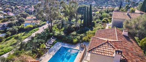 Una piscina al aire libre, una piscina climatizada