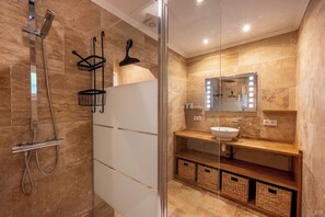 Dusche, Haartrockner, Handtücher
