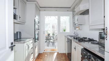 Stuga | Eget kök | Kylskåp, diskmaskin, vattenkokare och brödrost